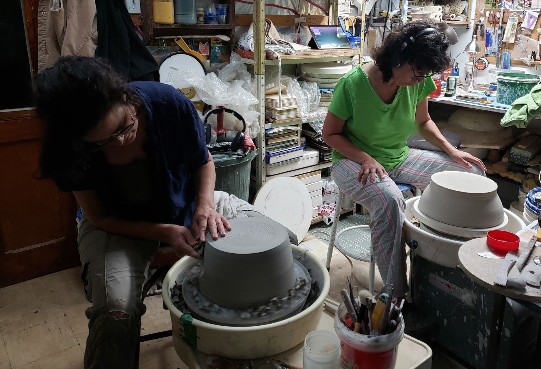Pièce faite à la main ART HIC ET NUNC - Lydia Fortin et Sharlotte Novoa Guandique- Atelier de poterie - pottery workshop Artiste Canada Québec