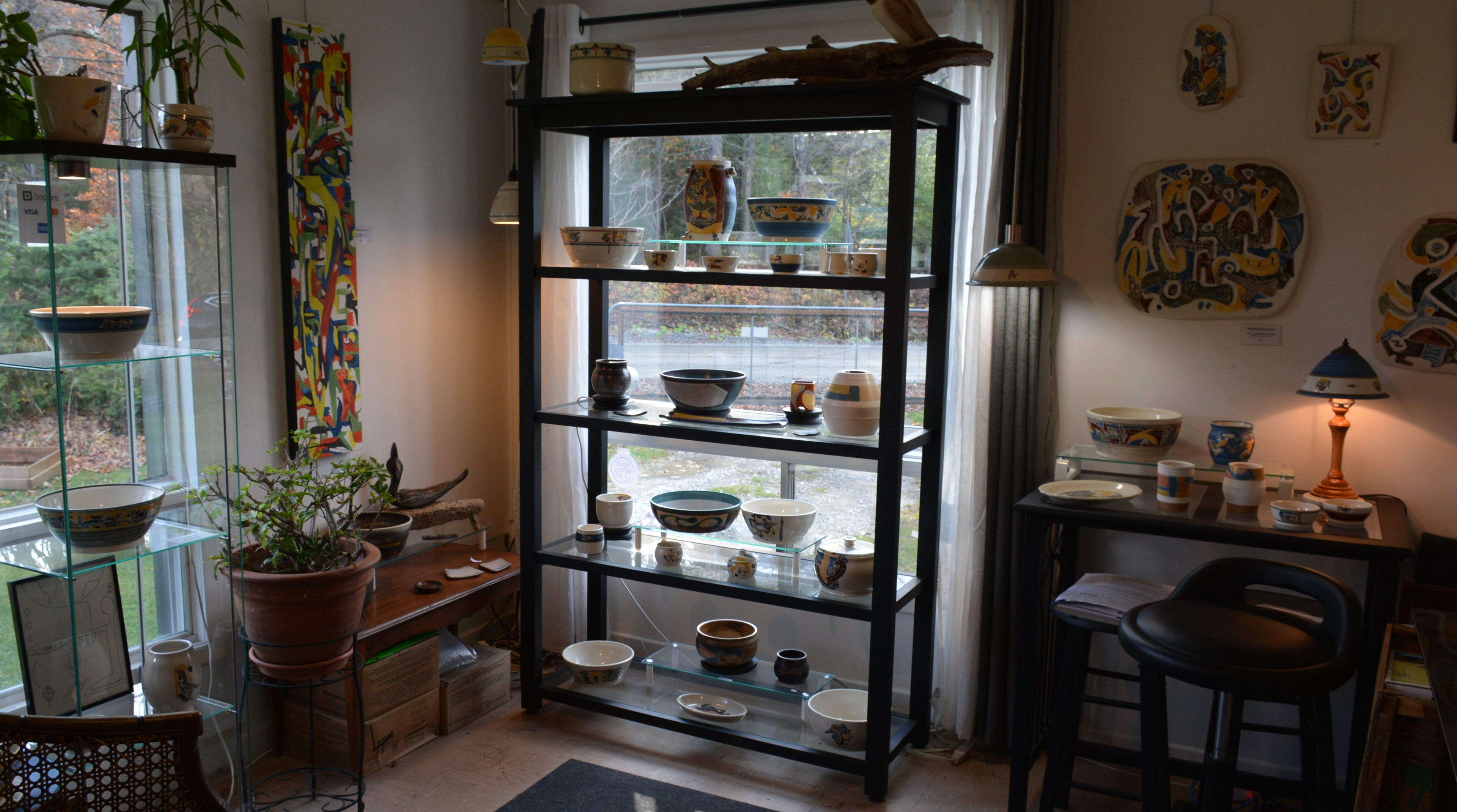 Atelier boutique galerie d'art, poterie porcelaine faite à la main au québec.  Artiste Estrie.  Pièces décoratives et utilitaires. Bois tournée et porcelaine tournée.  Achat en ligne ou dans notre boutique Atelier. Fait au Québec.