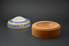 Charger l&#39;image dans la galerie, MS-01 Ceramic and wood Salt Cellar - Main de sel de porcelaine et bois
